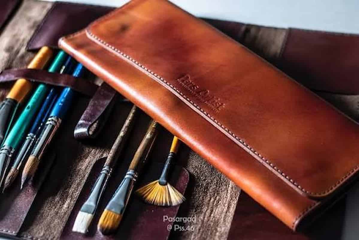 کیف چرمی قلمو مناسب نگهداری و حمل ابزار نقاشی